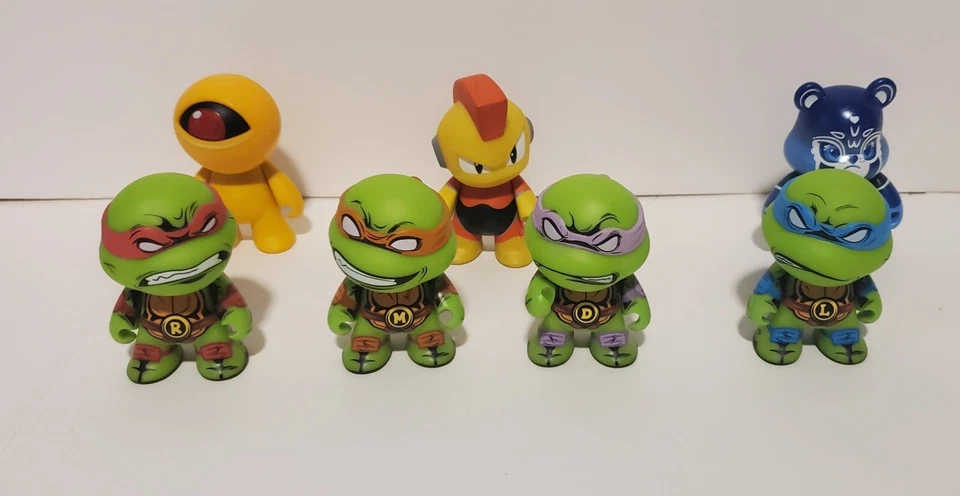 Lote de Minifiguras Kidrobot Vinilo DC-TMNT-MEGAMAN (16) Usadas Buen Estado LO ÚLTIMO Foto 3 de 4