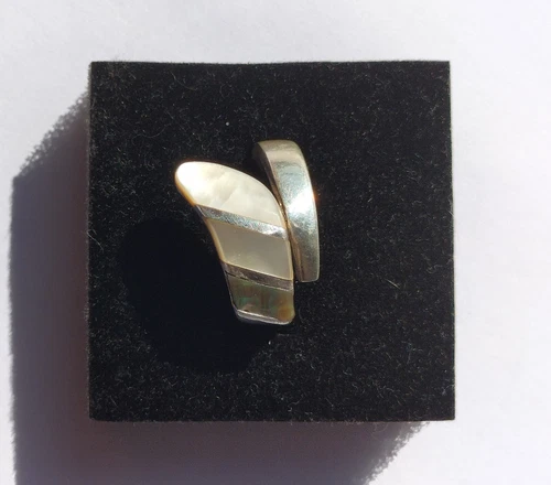 Vintage Mother Of Pearl and Abalone Shell Silver Ring, Sizeable N~U (16-20 mm)