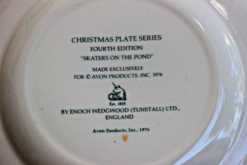 COLLECTIBLE AVON CHRISTMAS PLATE 1975 “SKATERS ON THE POND” 4TH ED. IN ORIG BOX - Picture 4 of 4