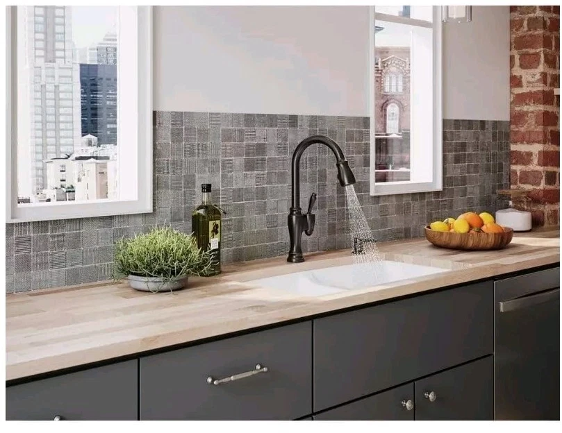 Grifo de cocina extraíble Kohler con dispensador de jabón/loción bronce frotado con aceite Foto 2 de 4