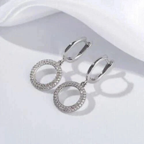 Aretes tipo argolla circulares redondos de diamantes simulados de 1,2 quilates para mujer enchapados en oro blanco de 14 k Foto 3 de 4