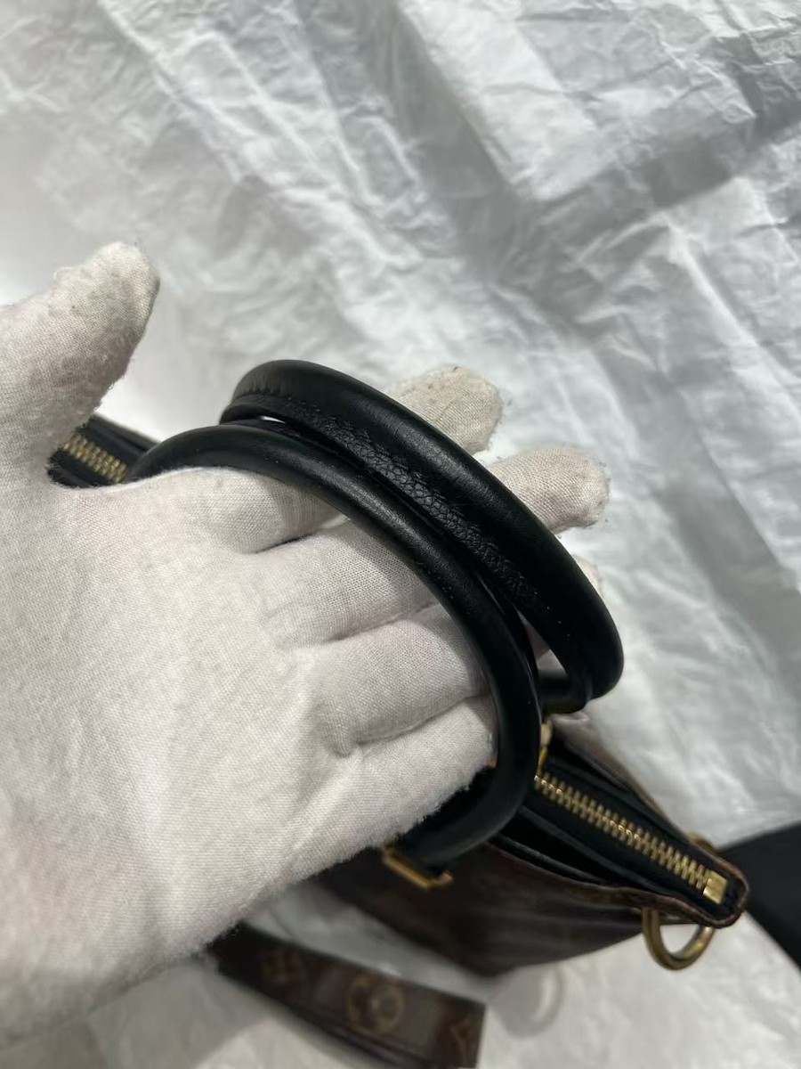 ルイ・ヴィトン モノグラム トリアナ Louis Vuitton Monogram Triana Handbag with Black Leather Trim and
