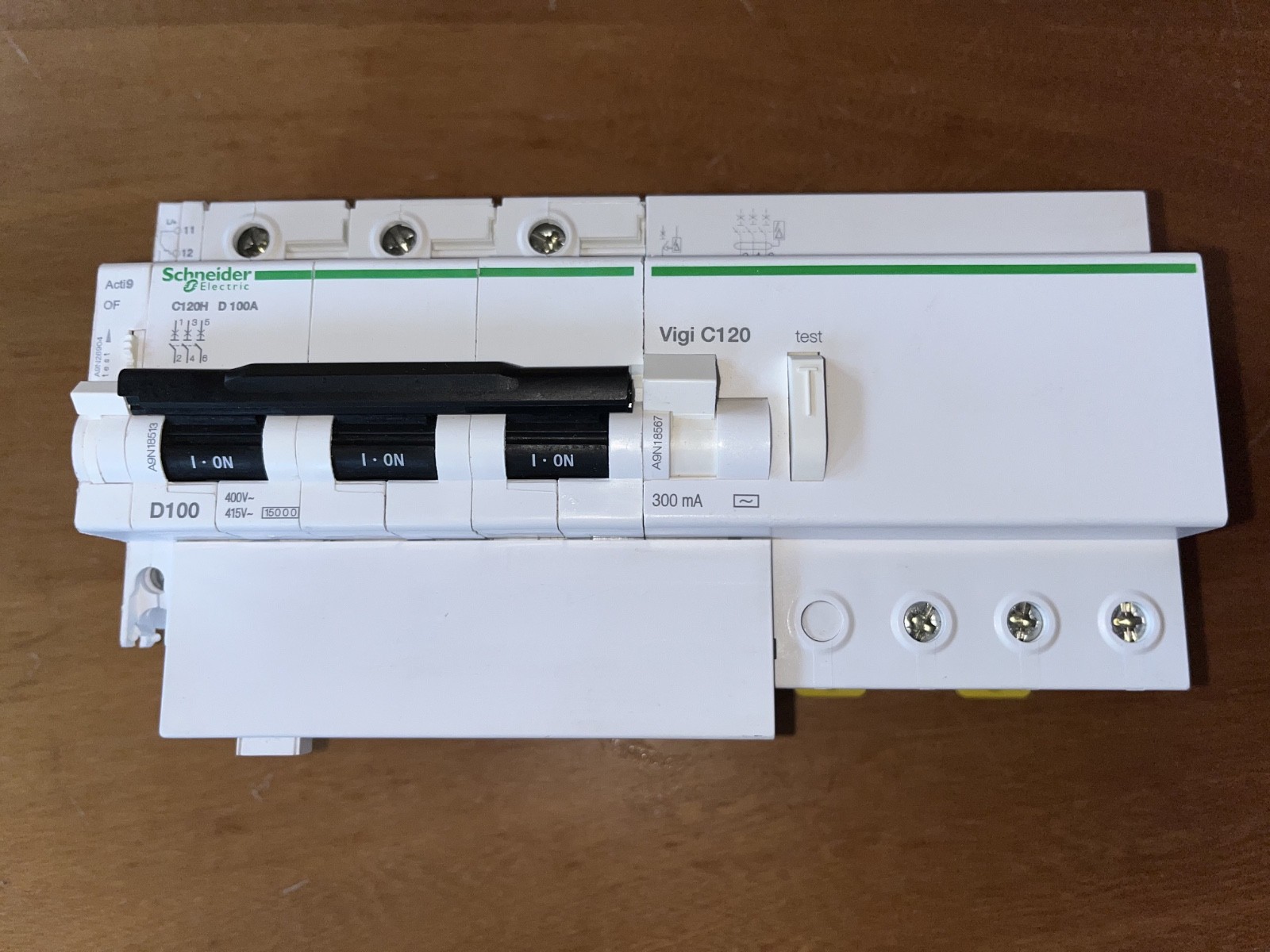 Disjoncteur triphasé Schneider A9N18513 bloc différentiel A9N18567 100A