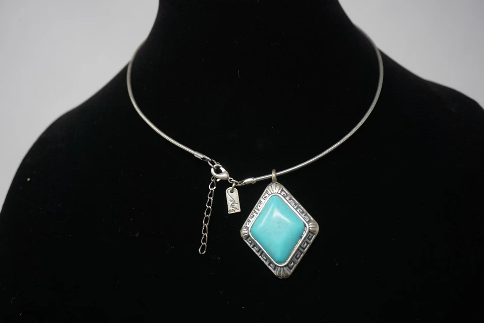 Gargantilla colgante en forma de diamante con collar de piedra Howlita turquesa Maire Foto 2 de 4