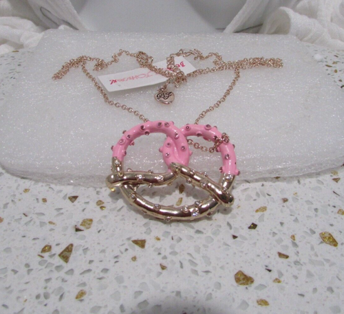 Betsey Johnson Pretzel Colgante Collar Rosa Cristal Estrás Caja de Regalo Nuevo con Etiquetas - Imagen 7 de 10