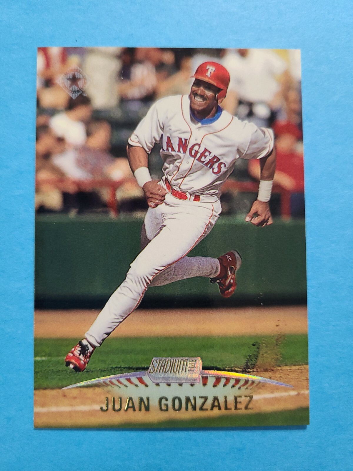 JUAN GONZALEZ 1999 TOPPS STADIUM CLUB BASEBALL CARD # 135 F1120