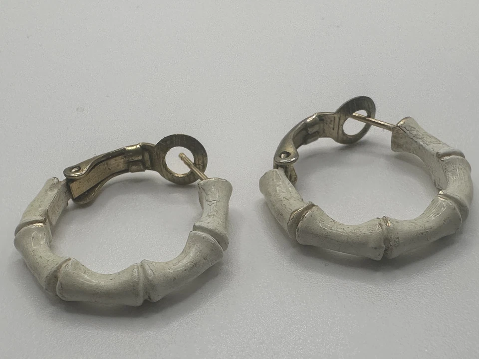 Trifari jewelry/Trifari bone earrings, white/gold toned TRI 39 - Image 4 of 4