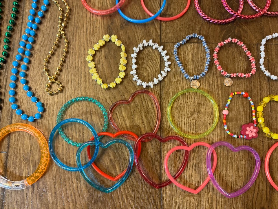 Lote de 64 peças de joias para meninas pequenas prêmios pulseiras anéis brincos colar - Imagem 4 de 4