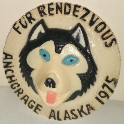 1975 ANCHORAGE ALASKA FUR RENDEZVOUS RONDY HUSKY DOG FESTIVAL PIN NICE