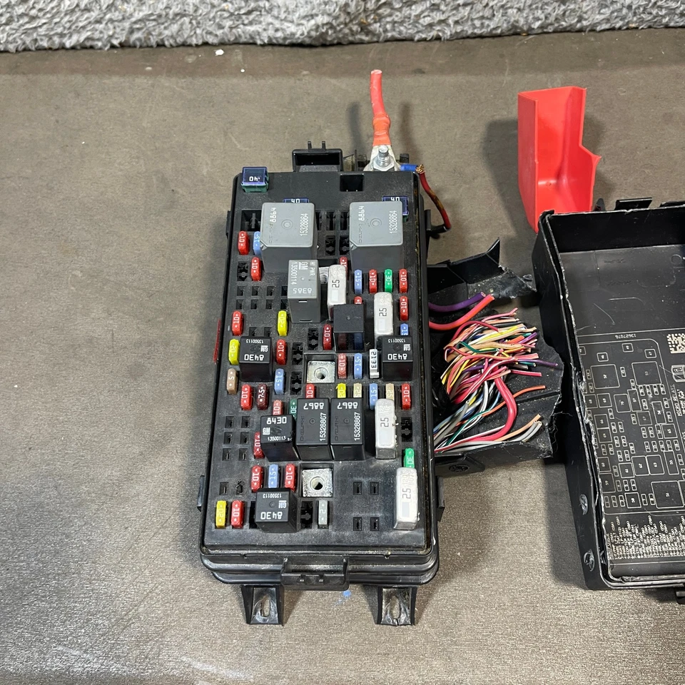 2008-2011 BUICK LUCERNE CADILLAC DTS REAR FUSE BOX UNDER SEAT 13599107 - Image 4 of 4