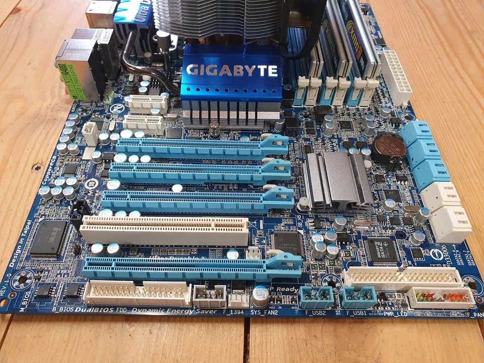 Motherboard Gigabyte GA-X58A-UD3R + i7-930 + 6 GB Ram + I/O Shield and Cooler - Image 3 of 4