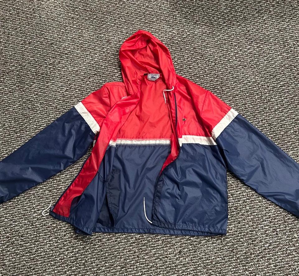 Jaqueta Patriótica Vintage Lacoste Vermelha Branca Azul Capuz Quebra-Vento Embalável G-XL - Imagem 4 de 4