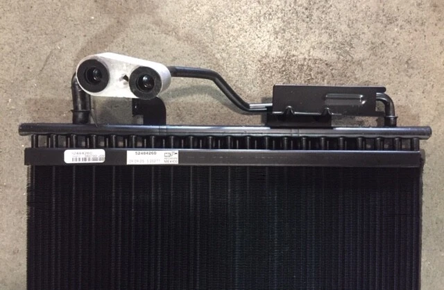 CONDENSADOR ASM A/C 52484260 BUICK PARK AVENUE 1997-2005 - NUEVO FABRICANTE DE EQUIPOS ORIGINALES 52484260 Foto 3 de 4