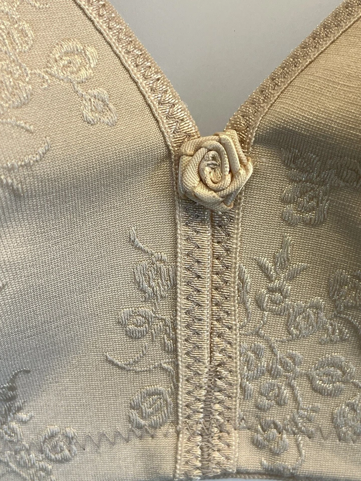 Nuevo con etiquetas Sujetador Vanity Fair Soft Curves 34C Cobertura Completa Bordado Floral Beige Foto 2 de 4