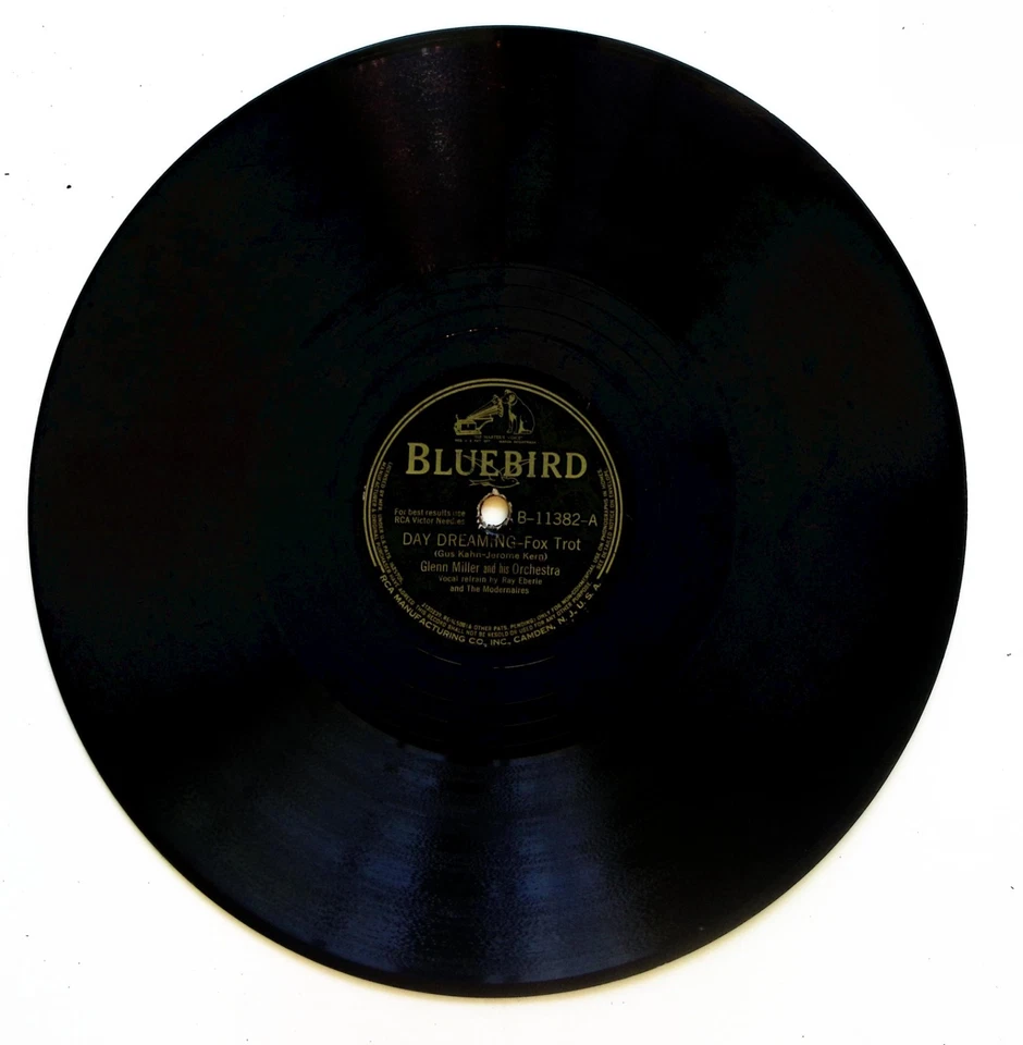 GLENN MILLER AND HIS ORCHESTRA – DAY DREAMING / A STRING OF PEARLS 78 RPM 1045 - Image 3 of 3