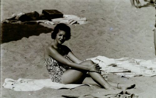 VTG 1950s 35MM NEGATIVE BEACH SCENE BRUNETTE ZEBRA PRINT SWIMSUIT CANDID 93-14 - Picture 1 of 1