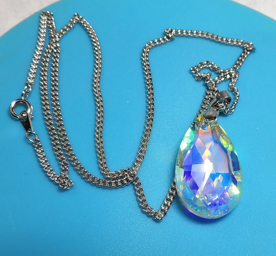 Collar lágrima aurora boreal con cadena de acero inoxidable de 18 pulgadas Foto 2 de 4