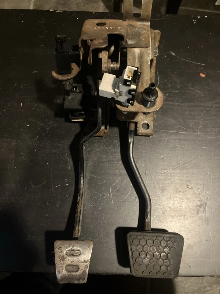 Pedal embrague freno Chevrolet Camaro 1982-1992 completo OEM original usado Foto 2 de 4