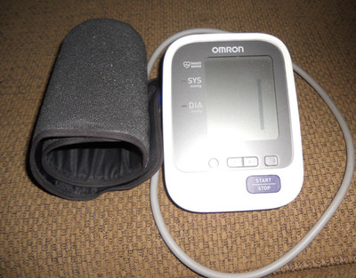 Omron HEM-RML31 Upper Arm Blood Pressure Monitor Machine ..NO ADAPTER...
