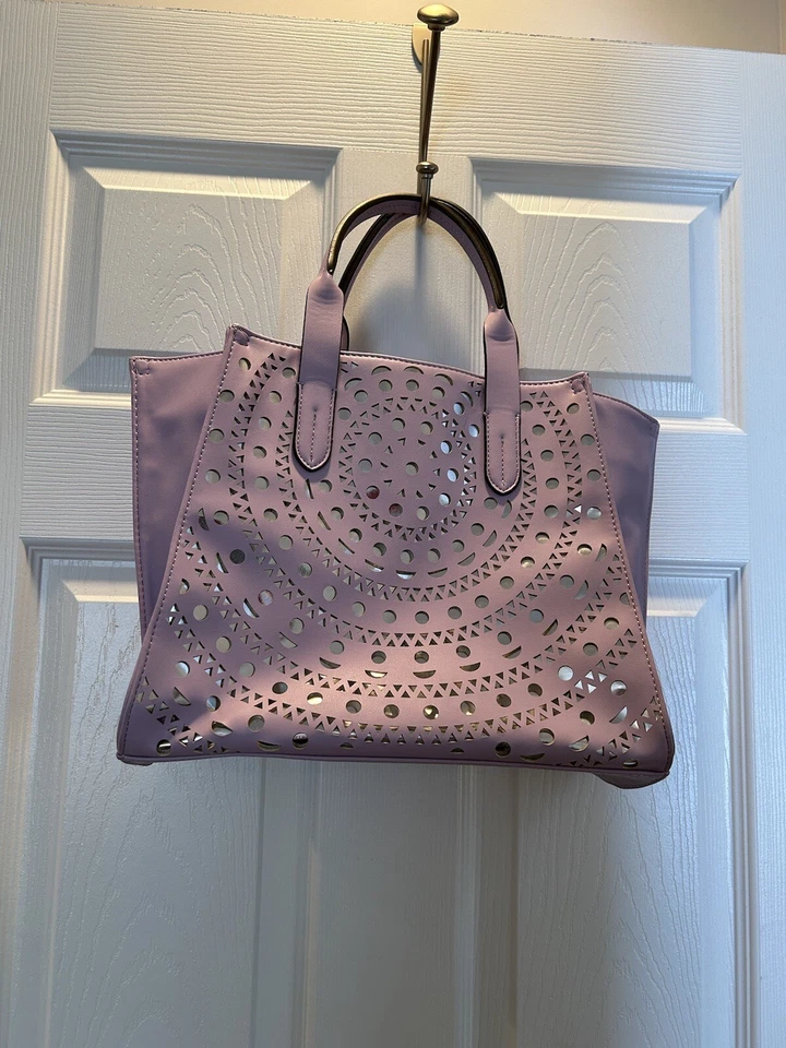 Max Edition ~ 薰衣草钱包 ~ 全新 ~ 全新带标签 ~ 15.5 英寸 x 10 英寸 ~ 适合春季 ~ — 第 3/4 张图片