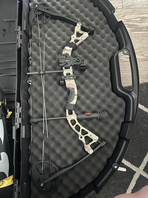 Compund Bow By Bowtech Diamond With Hard Travel Case And Arrows