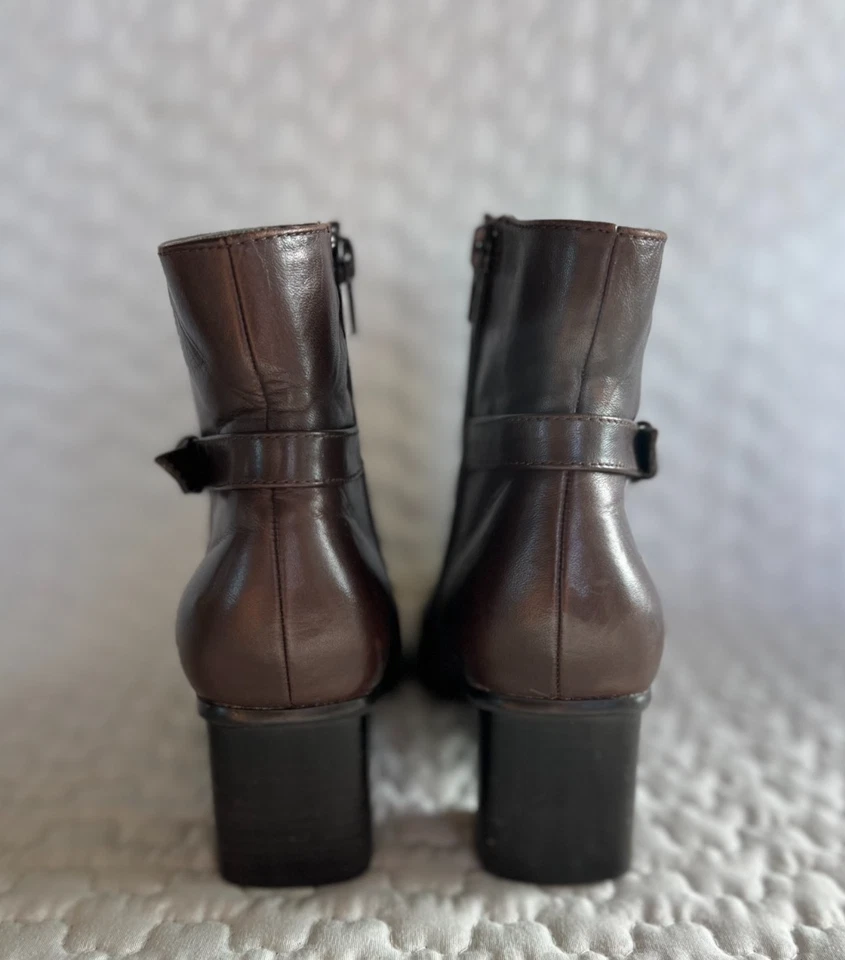 Botines Para Mujer Talla 6.5 M Liz Claiborne Café Grano Cuero Cremallera Hebilla Foto 2 de 4