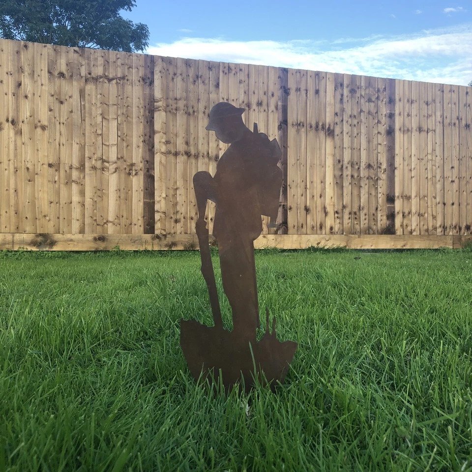 METAL RUSTIC Lest We Forget Soldier GARDEN DECORATION CHRISTMAS PRESENT GIFT