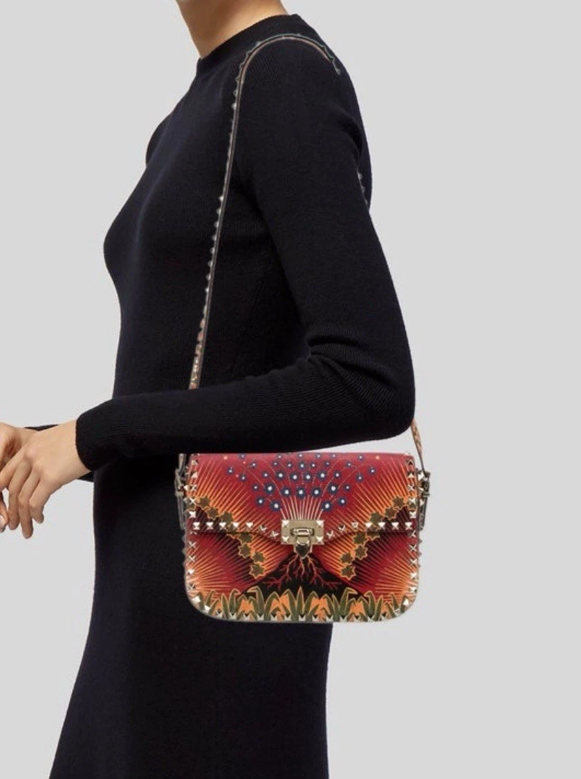 Borsa a tracolla Valentino Rockstud Volcano in pelle di vitello con patta rossa prezzo al pubblico consigliato $4.000