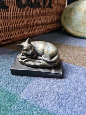 Vintage liegende Katze aus Metallguss auf Marmorsockel Figur Ornament