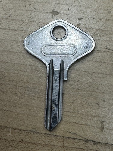 ORIGINAL PORSCHE 356 K200 NOS GEAR SHIFT LOCK KEY BLANK 64442495210 - Picture 2 of 4
