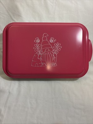 New Nordic Ware 9x13 Covered Pan W/etched Gnome, Bee Hive & Bees Made In USA