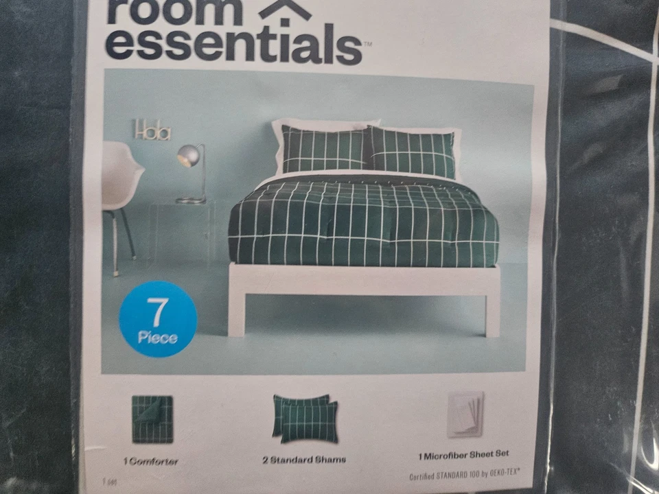 Room Essentials Reversible Comforter & Sheet Set Dark Green 7 Pieces Queen New - Image 3 of 4