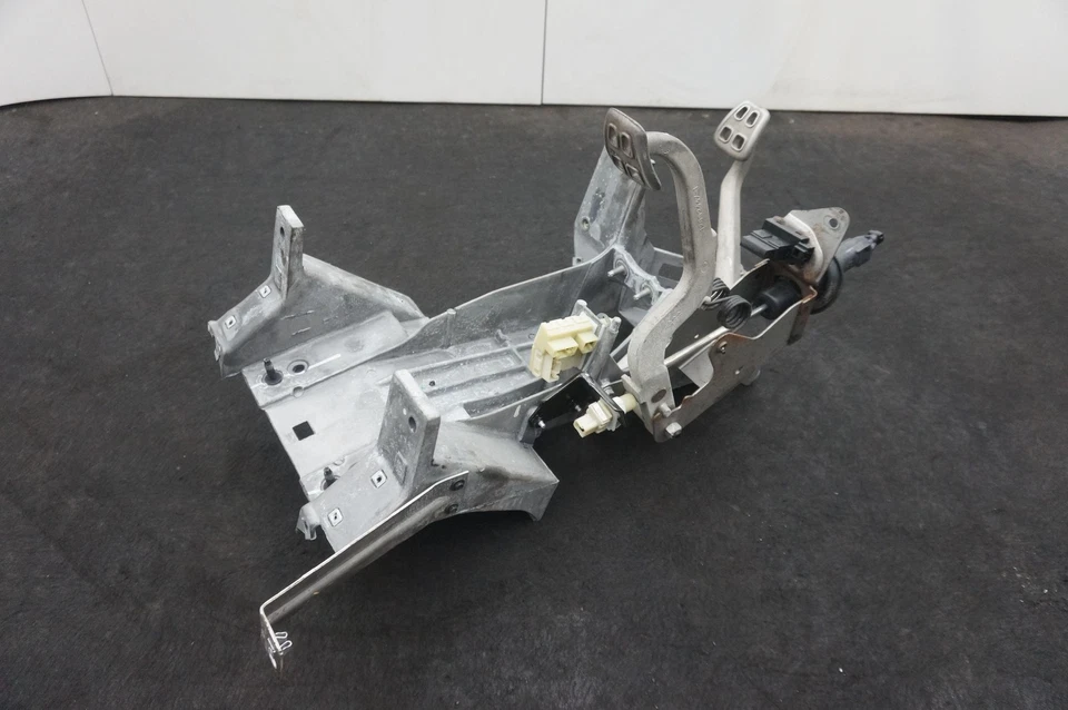 Brake Clutch Pedal Bracket Box OEM 10402879 Chevrolet Corvette C5 Z06 1997-04 - Image 2 of 4