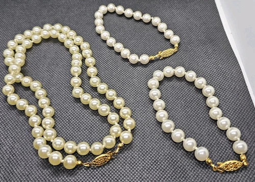 VETEMENTS Collana di perle in vetro annodate a mano e 2 bracciali abbinati tono oro 8" e 8 5"...