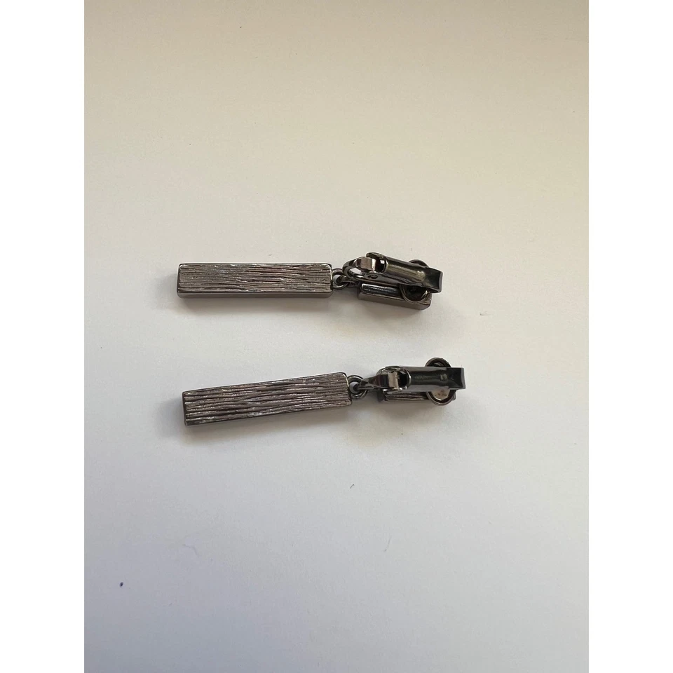 Pendientes colgantes de clip vintage Givenchy tono plata estrás logotipo barra colgante Foto 4 de 4