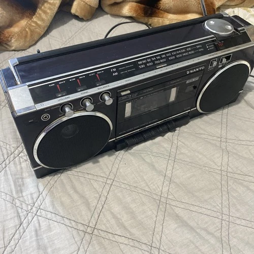Vintage SANYO AM/FM stereo radio cassette player M7300 boombox Made In Japan