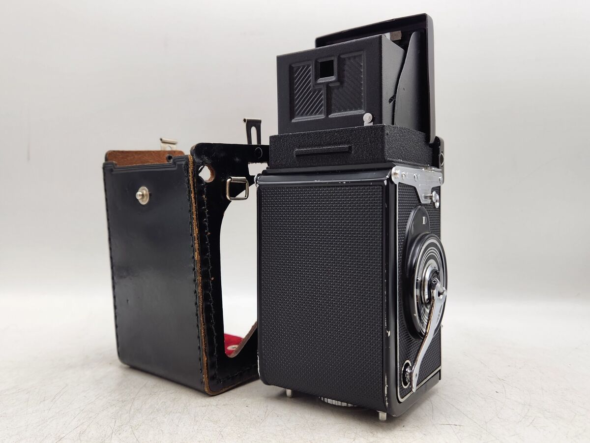 Vintage Yashica Mat 124 Medium Format TLR Camera - Yashinon Vintage Yashica Mat 124 Medium Format TLR Camera - Yashinon