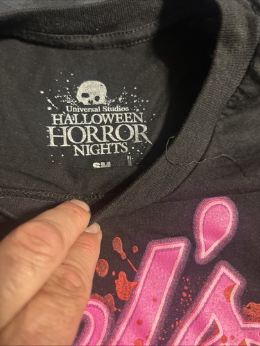 Halloween Horror Nächte 2024 Mel's DIE-IN Glow in the Dark ERWACHSENE S T-Shirt AP - Bild 4 von 4