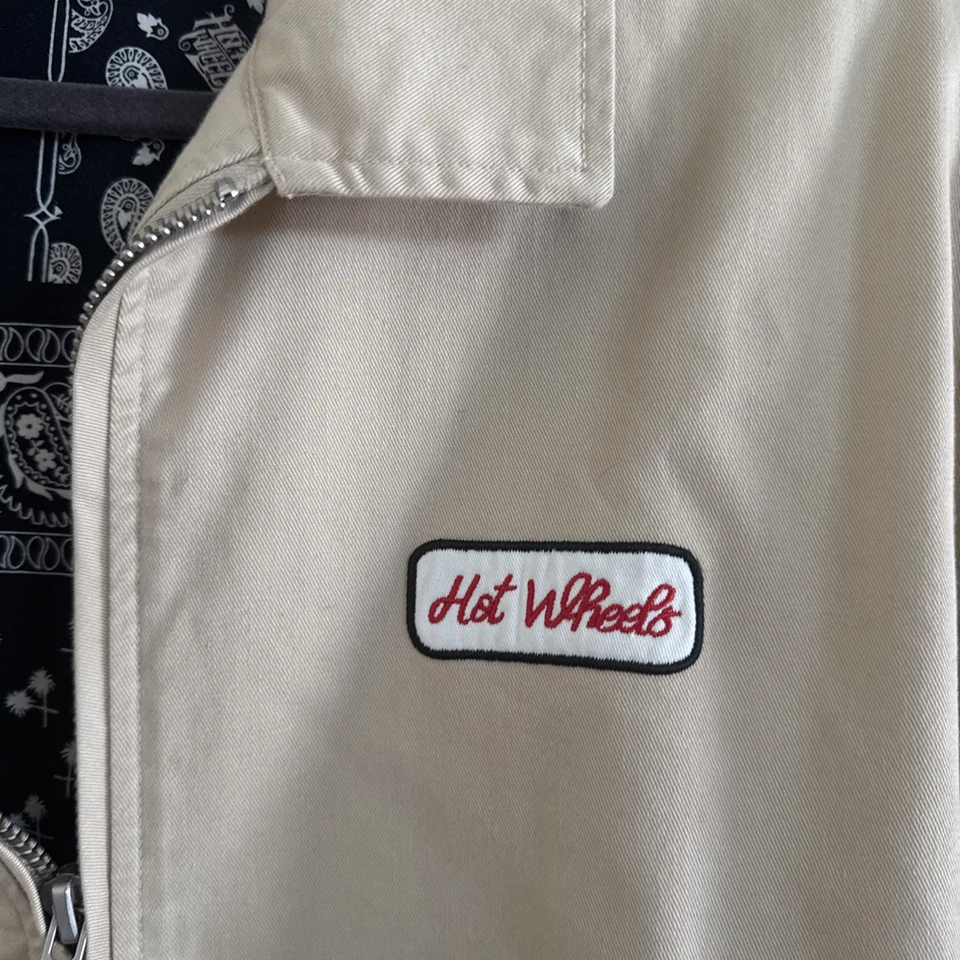 Jaqueta masculina rara Forever 21 Hot Wheels grande com zíper bandana forrada gráfico de carro - Imagem 2 de 4