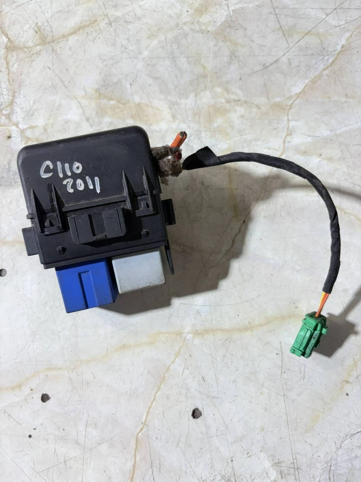 Renault Clio twin relay box with green plug and wiring pigtail - actual item
