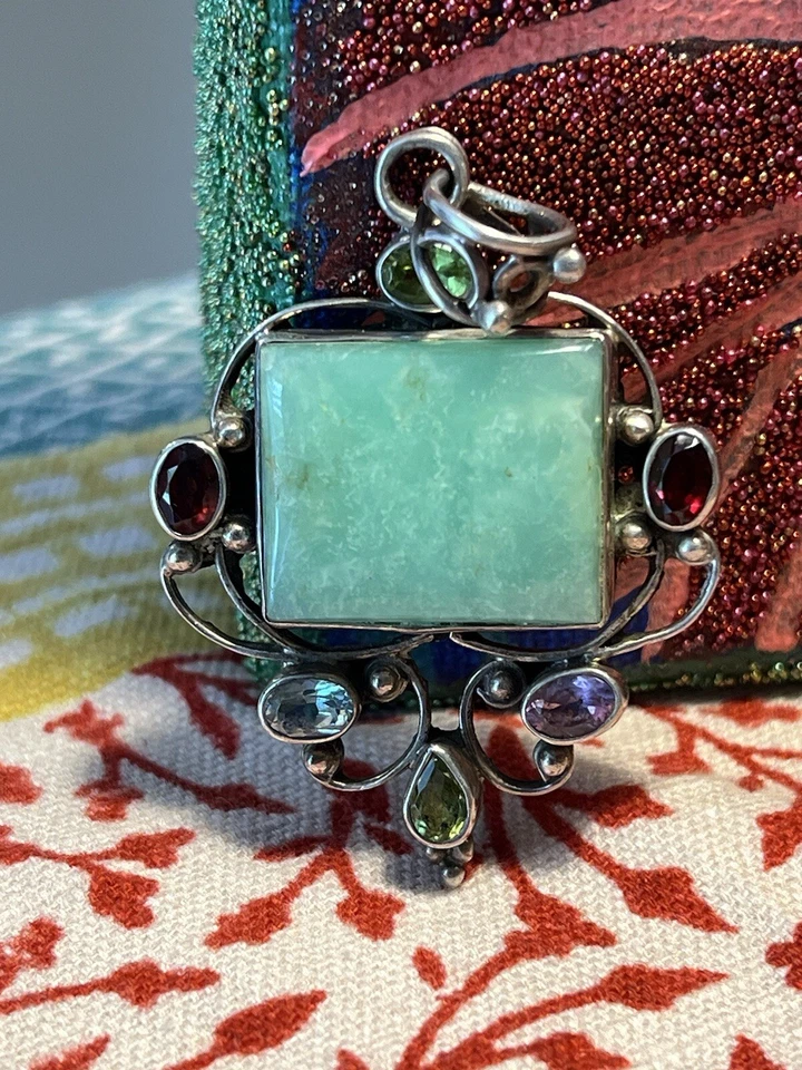 Colgante vintage de fluorita verde, granate, peridoto, amatista y topacio Foto 2 de 4