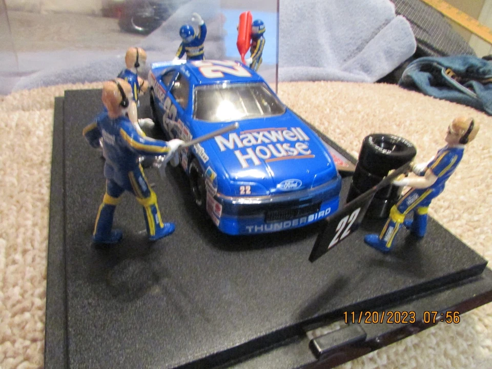 STERLING MARLIN 1-24 RACING CHAMPIONS # 22 FORD THUNDE NASCAR PIT STOP SHOW CASE - Imagem 3 de 4