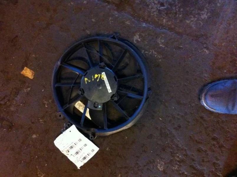 00-01 Conjunto de ventilador de radiador de pasajero derecho Mercury Sable Foto 2 de 4