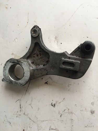 04-06 Yamaha R1 Rear Brake Caliper Hanger Brake Caliper Mounting Bracket - Zdjęcie 1 z 2