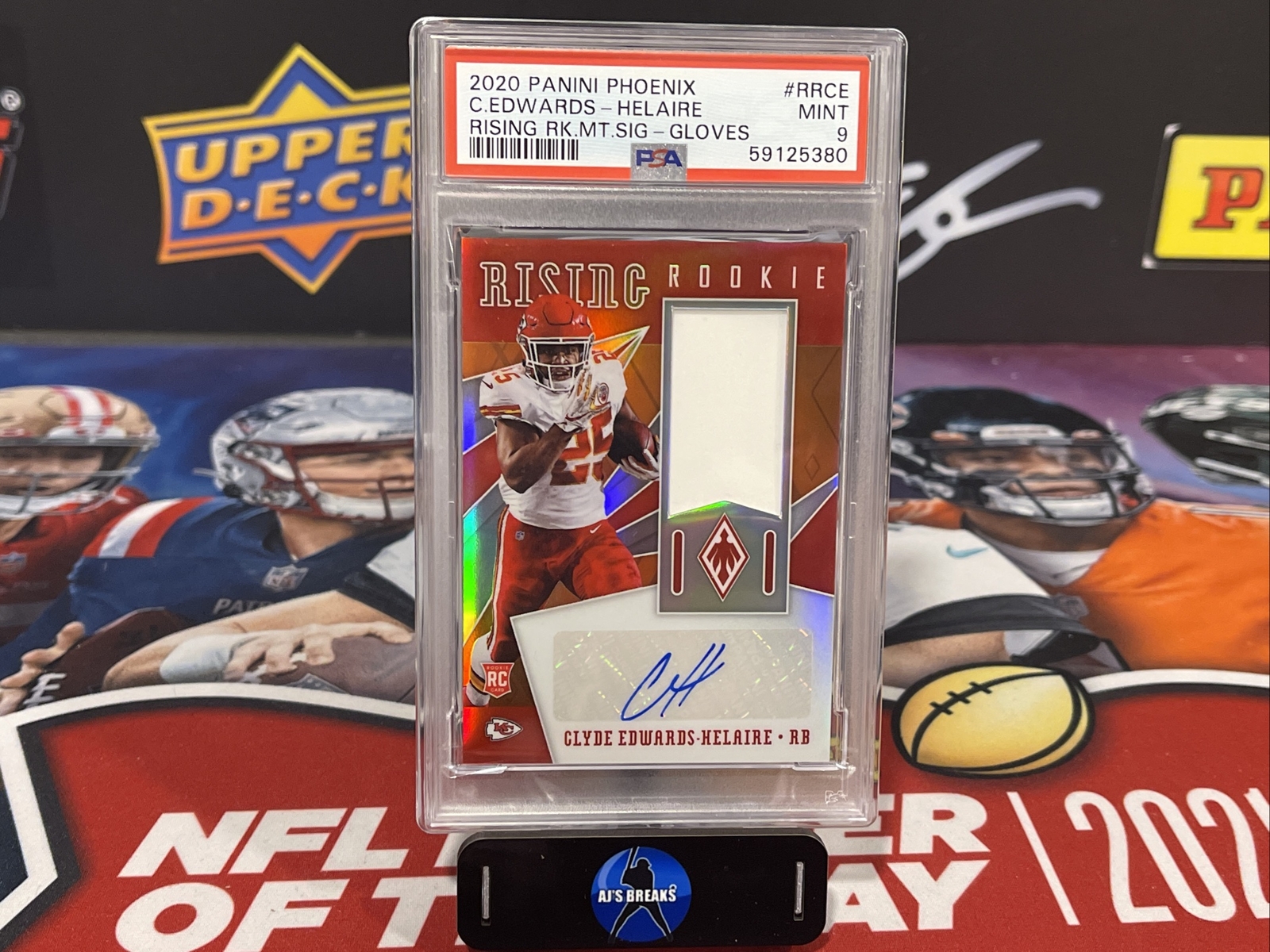 Clyde Edwards-Helaire Panini Phoenix Rising Rookie Material Signatures #RRCE Gloves