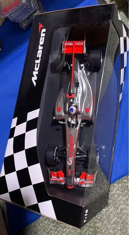 Minichamps 1/18 McLaren Mercedes MP4-25 Jenson Button 2010 Die-cast PMA - Image 4 of 4