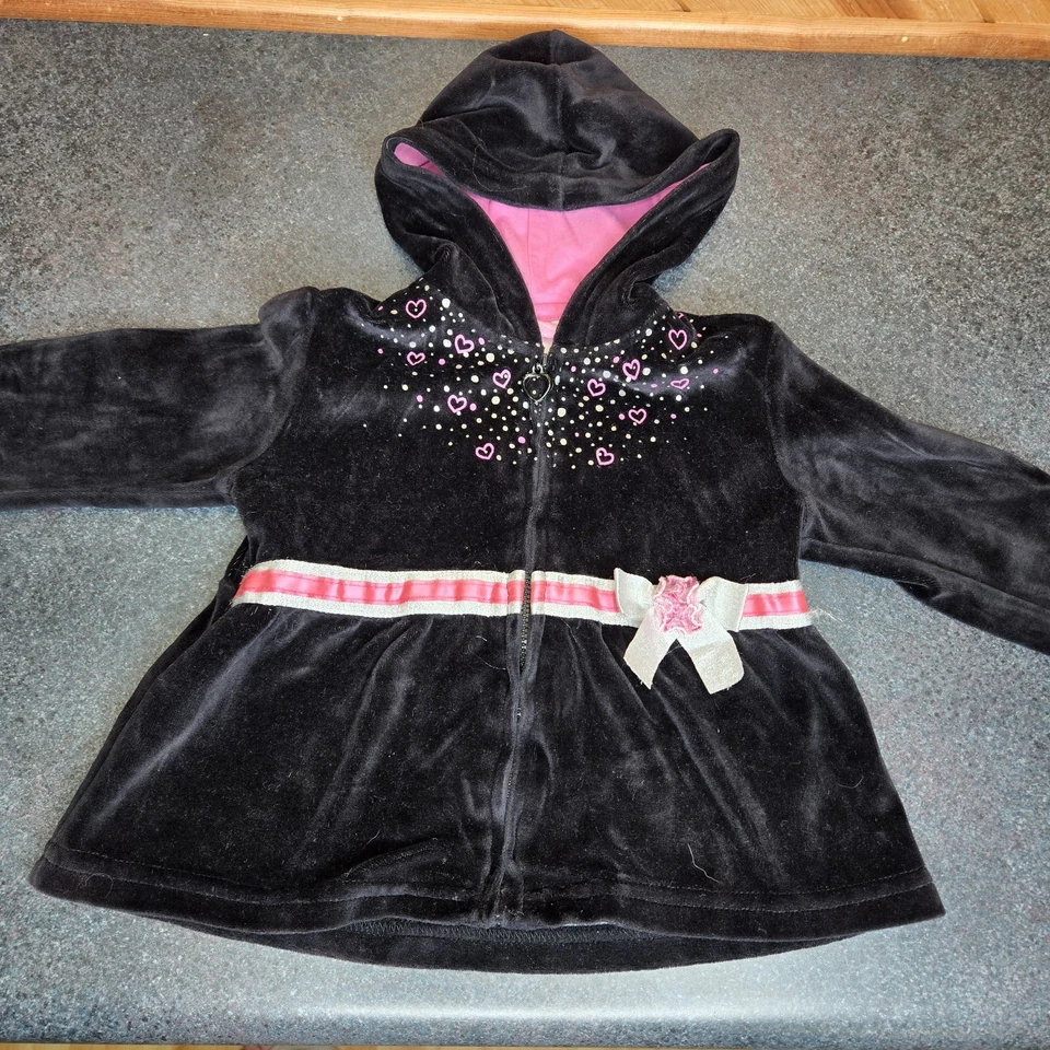 Traje de chándal de terciopelo Nannette para niñas 18 meses negro rosa corazones pedrería lazo Foto 2 de 4