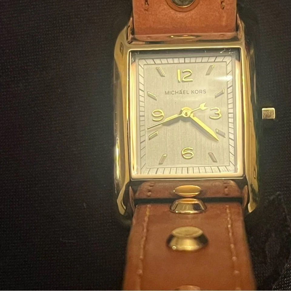 Reloj Michael Kors Cuero Marrón Claro y Tono Dorado Tachonado Lazo Foto 3 de 4