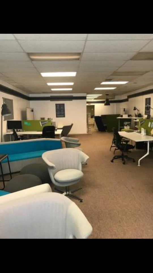 SILLA APILADORA BLANCA MODERNA DISEÑO BERNHARDT CON PATAS CROMADAS Foto 4 de 4