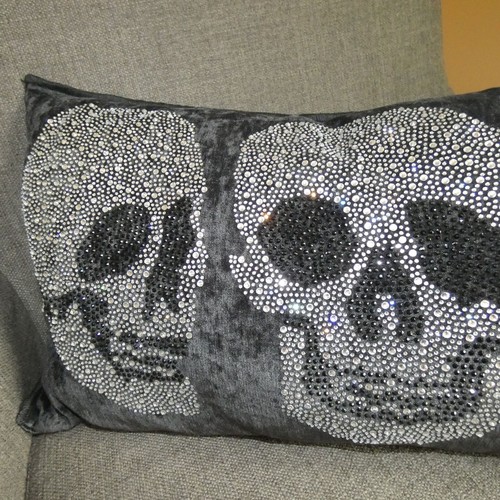 Magaschoni Pillow Crystal Skull Black Silver Halloween Duck Feather NWT - 第 2/5 張圖片